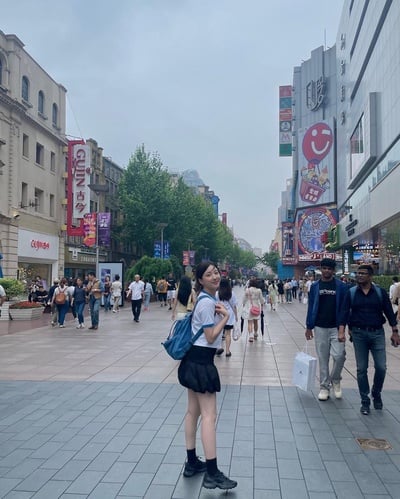 “손주연, 생경한 골목의 청춘 감성”…우주소녀 미소→기분까지 설렘 전염