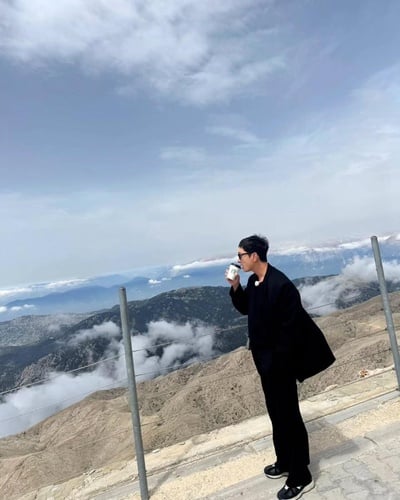 “황찬성, 산 정상 올블랙 실루엣”…구름 위 침묵에 담긴 내면의 변화→이유 없는 여운