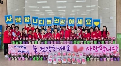 신안군여성단체협, ‘카네이션 꽃 나눔’ 행사 펼쳐