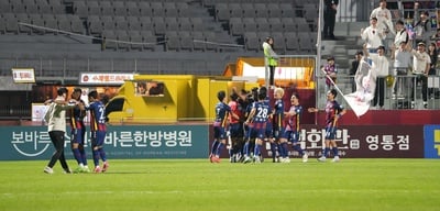 수원FC, 선두 대전 완파하며 최하위 탈출