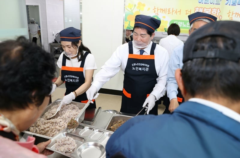 사진설명 = 공영민 고흥군수 급식봉사