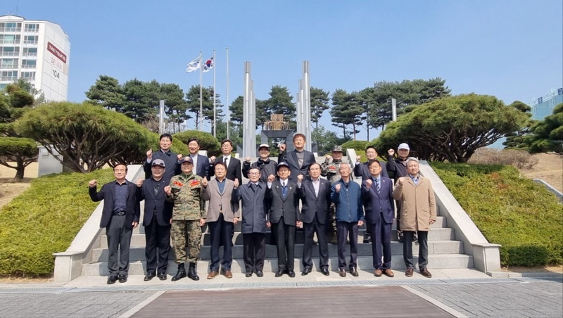 ▲ 현충공원 참배 기념촬영 김논선기자 제공