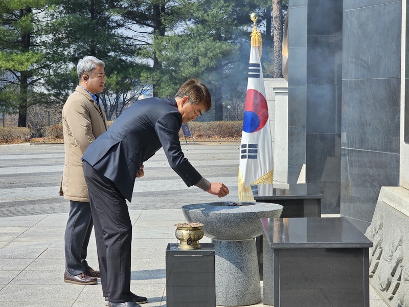 ▲ 현충공원 현충탑 참배 (좌 김성주 경우회장, 우 변재열 부회장)