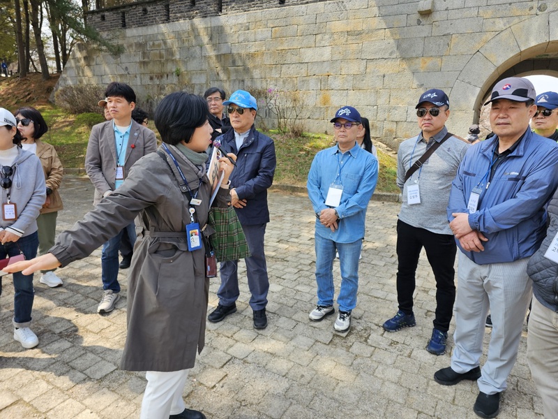 ▲ 두번 째 사진 설명 문화해설사의 광성보와 강화전쟁박물관, 강화자연사박물관 등 강화도 전적지 해설 장면