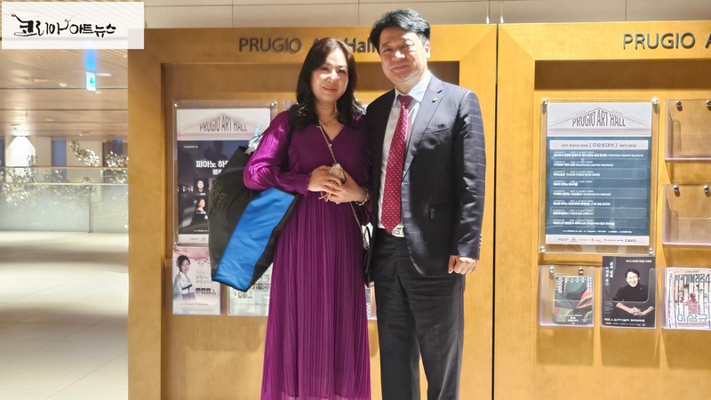 ▲ ▲1부 연주곡인 '님이시여' 를 작시한 (사)창작문학예술인협의회 부이사장 겸 문학 어울림 회장 주응규 작가와 함희경 소프라노와 기념촬영을 했다.