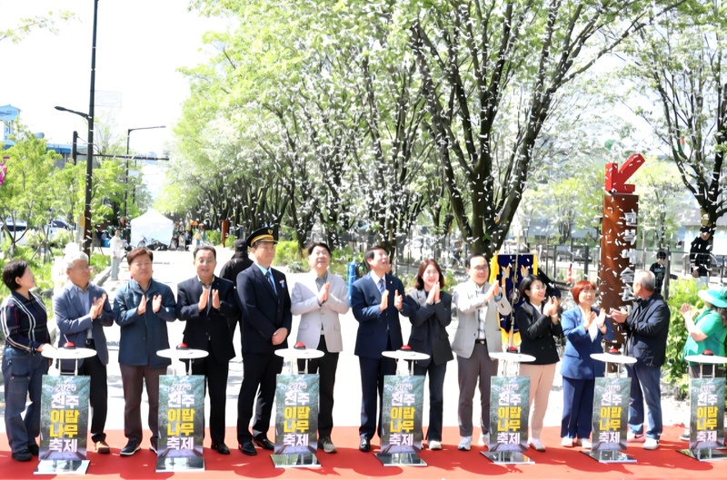 ▲ 전주 이팝나무 축제 개막...4월 26일 부터 27일, 5월 3일부터 6일까지 총 6일간 철길 개방전주시제공