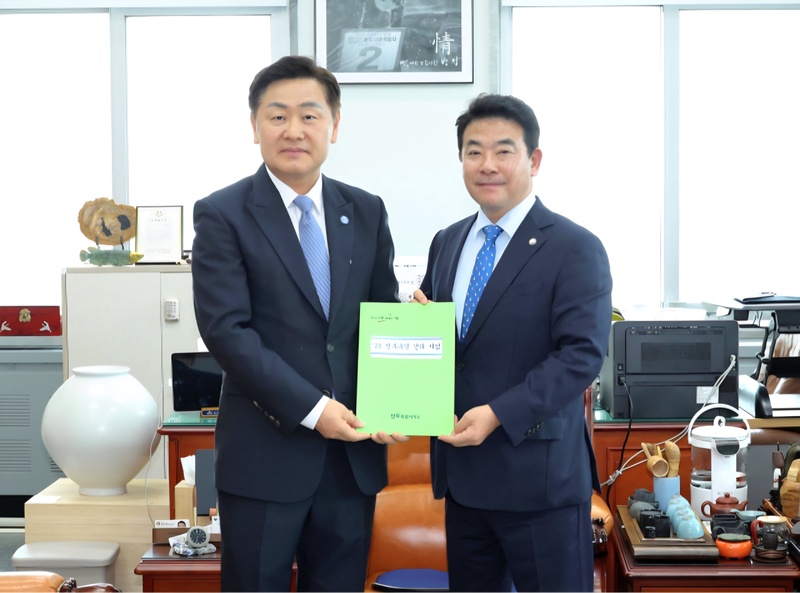 ▲ 김관영 전북특별자치도지사(왼쪽)가 21일 박정 국회 예산결산특별위원장(오른쪽)과 만나 전북의 핵심 전략사업 5건에 대한 국비 지원을 요청했다. ⓒ전북자치도 제공