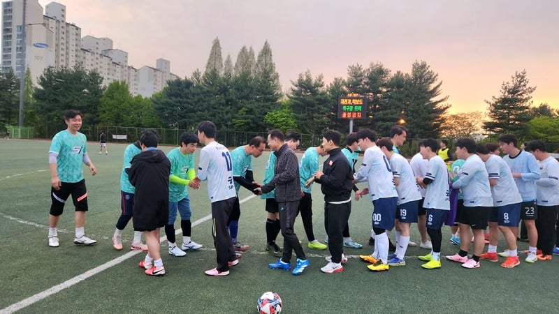 ▲ 승리선교축구단이 인천조기축구회 팀과 친선경기를 지난4월 27일 가졌다. 이청강기자제공