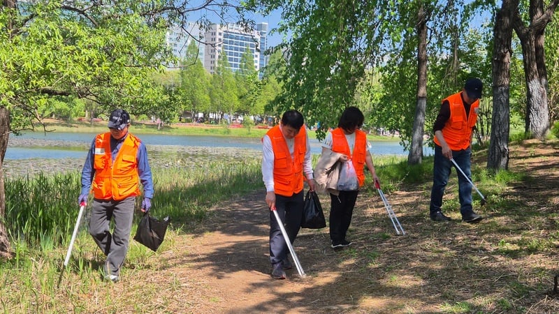 ▲ 고양재향경우회, 세계적인 2025고양국제꽃박람회장에서 플로깅 봉사활동 전개