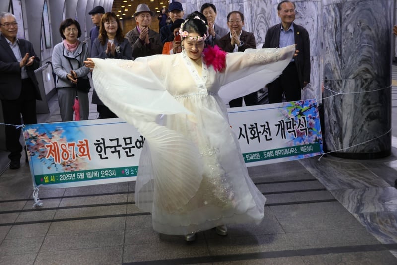▲ 하얀 전통한복을 곱게 차려입은 월궁항아 장윤숙 부회장이 나와 자작시 <샤론의 꽃>을 맑고 고운 목소리로 우아한 춤과 함께 낭송하였다.