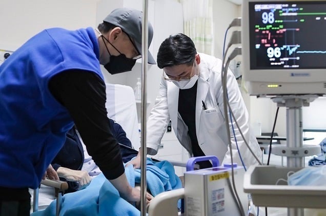 11일부터 20개 병원에 군의관·공중보건의 파견…비상진료체계 강화 11일부터 20개 병원에 군의관·공중보건의 파견…비상진료체계 강화