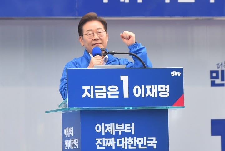 ▲17일 오후 광주김대중컨벤션센터 집중 유세에서 광주공항 이전과 광주AI도시로의 구축을 약속하는 이재명 민주당 대선후보