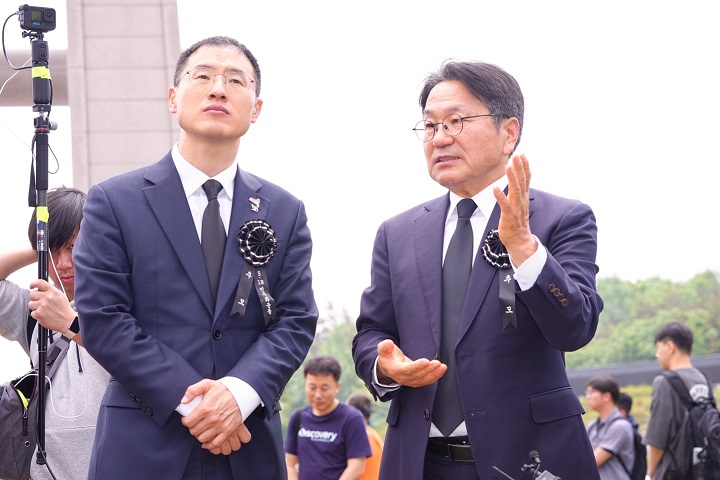 ▲강기정 광주시장이 5월17일 김상욱 국회의원과 국립5·18민주묘지에 안장된 양창근·문재학·안종필 열사 등의 묘지를 둘러보고 ‘그 소년들’이 꿈꿨던 민주세상에 대해 설명하고 있다 ⓒ광주시