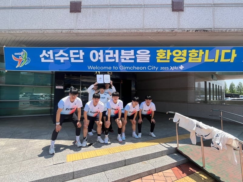 제63회 경북도민체전 고등부 배드민턴 우승을 차지한 선수들. /문경시 제공