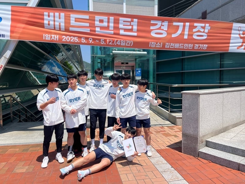 제63회 경북도민체전 고등부 배드민턴 우승을 차지한 문경시 선수들. /문경시 제공