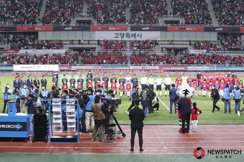 ▲2022년 9월 23일 하나은행 초청 축구 국가대표팀 평가전(대한민국 vs. 코스타리카)에 앞서 양 국가 선수들이 국민의례를 하고 있다.