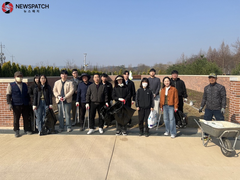 ▲신정호정원 환경정비에 나선 정원조성과 직원들