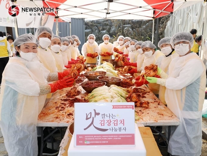 지난 23일 경기 가평군 청평생활체육공원에서 신천지자원봉사단 청평지부 봉사자들이 김장김치 속을 넣으며 사진촬영을 하고 있다. 지난 23일 경기 가평군 청평생활체육공원에서 신천지자원봉사단 청평지부 봉사자들이 김장김치 속을 넣으며 사진촬영을 하고 있다.