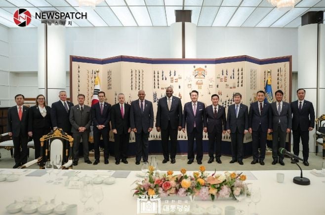 11월 12일 윤석열 대통령은 로이드 오스틴 미국 국방장관, 찰스 브라운 합참의장 美 한미안보협의회의(SCM) 대표단과 격려 만찬을 개최했다. 11월 12일 윤석열 대통령은 로이드 오스틴 미국 국방장관, 찰스 브라운 합참의장 美 한미안보협의회의(SCM) 대표단과 격려 만찬을 개최했다.