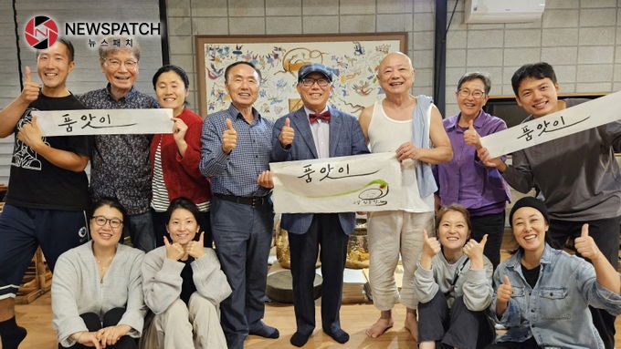 20일 오후 7시, 전북 완주의 임동창 창작 산실에서 타타랑 예술단원들과 함께 '품앗이' 선포식을 하는 모습 20일 오후 7시, 전북 완주의 임동창 창작 산실에서 타타랑 예술단원들과 함께 '품앗이' 선포식을 하는 모습