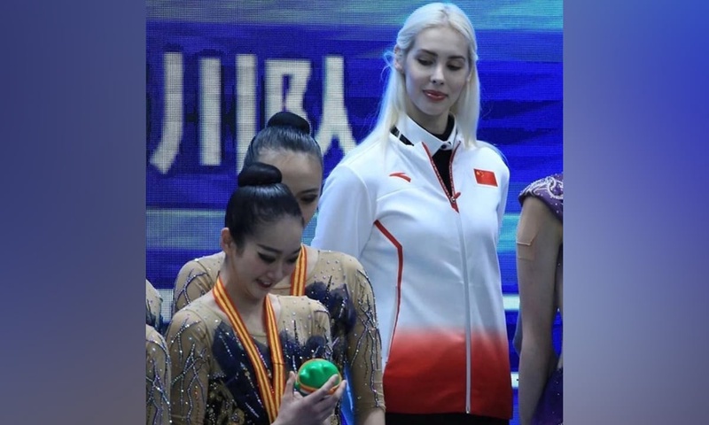 Anastasia Bliznyuk làm HLV, giúp Trung Quốc giành HC vàng đồng đội thể dục nhịp điệu. Ảnh: X/@CarlZha