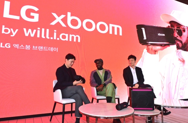 7일 오후 서울 영등포구 그라운드220에서 열린 LG 엑스붐 브랜드 데이에서 LG전자 MS사업본부 오디오사업담당 이정석 전무(왼쪽)와 윌아이엠(가운데), LG전자 한국영업본부 MS마케팅담당 오승진 상무(오른쪽)가 대담을 나누고 있다. [사진=LG전자]